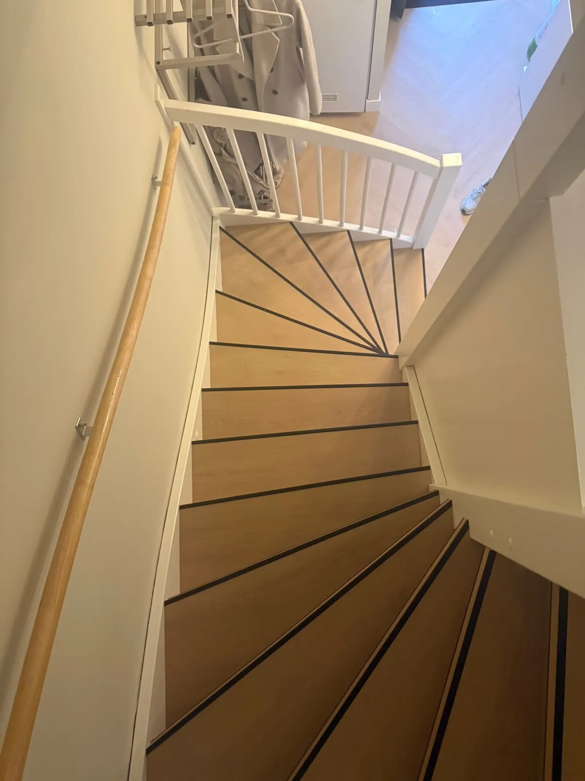 Draaiende trap gerenoveerd met licht eiken houtdecor